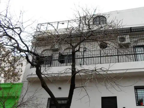 EXCELENTE TIPO CASA 4 AMB FRENTE C/ ENTRADA INDEP.1° PISO. BALCON. TERRAZA. QUINCHO. DIGNO DE VER!!!