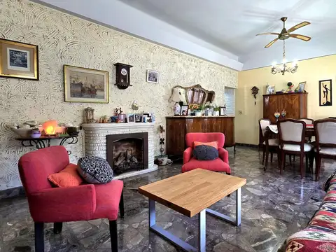 Casa 4 ambientes con 2 baños