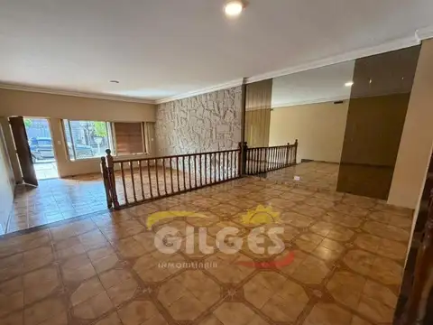 Alquiler Casa 5 Ambientes en Ramos Mejia con Patio y Cochera cubierta Ideal Vivienda o Uso Comercial