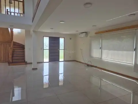 Casa en Alquiler en La Lonja, USD 2.400