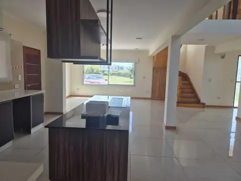 Casa en Alquiler con 2 cocheras