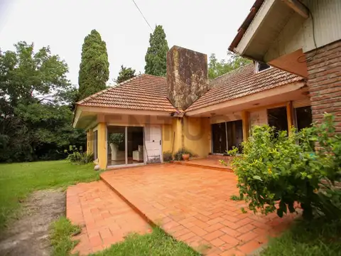 Venta de lote en Gonnet con casa ideal desarrolladores.