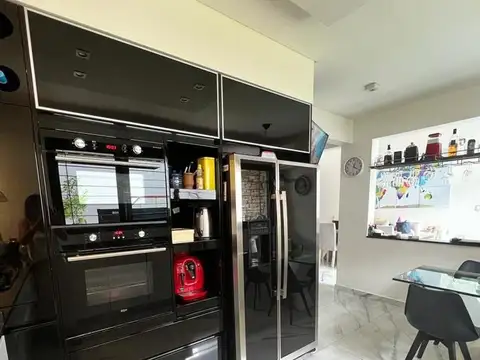 Moderna casa 4 ambientes con parque