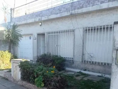 Casa en venta - 3 Dormitorios 1 Baño - El Palomar
