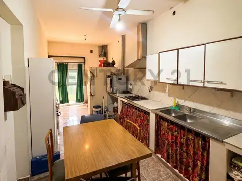 Casa 8 ambientes con 2 baños