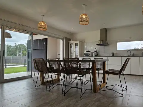 Casa en VENTA con pileta City Bell