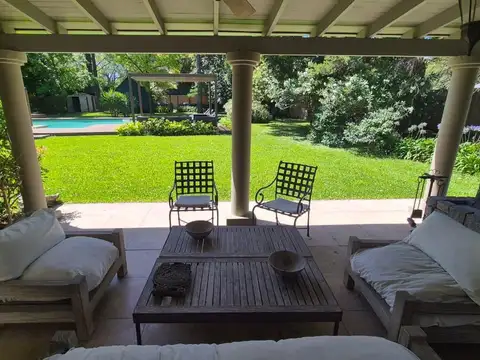 Casa en Alquiler con 4 cocheras