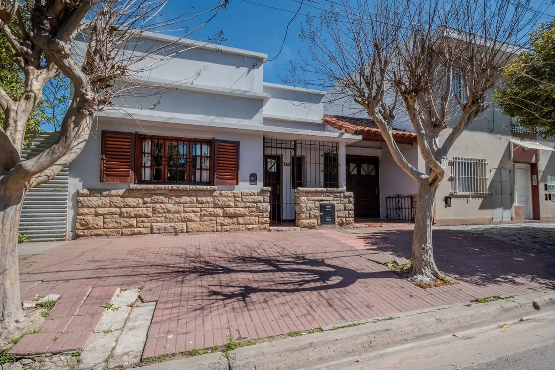 Venta Casa 3 ambientes con cochera y pileta