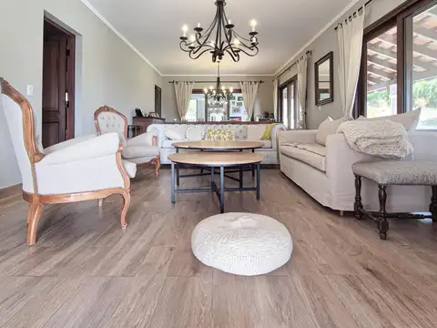 Casa 5 ambientes con 3 baños
