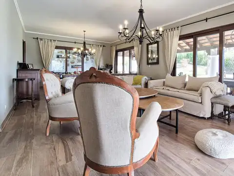 Casa en Venta con 2 cocheras