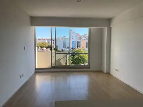 San Juan al 1800. San Cristóbal. Monoambiente con balcon. .