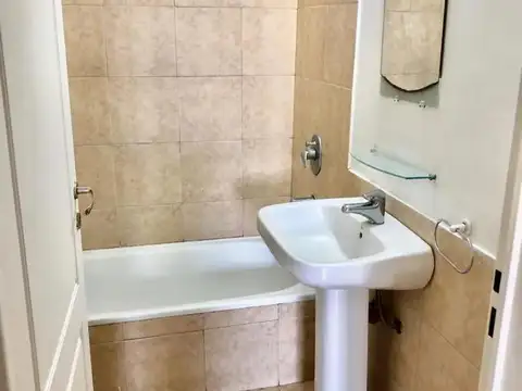 Casa en Alquiler con 4 cocheras