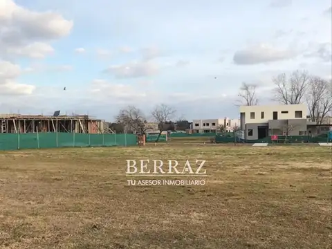 Lote de 876 m2 en venta en barrio Altos de Campo Grande Pilar