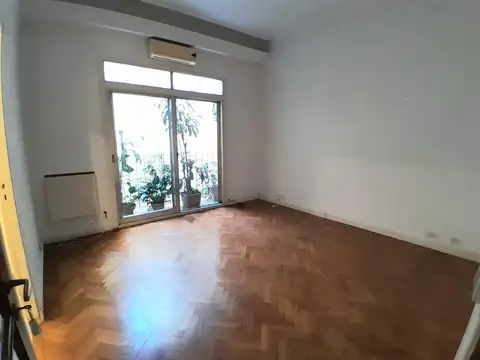 Departamento de 2 dormitorios y hab. de servicio.