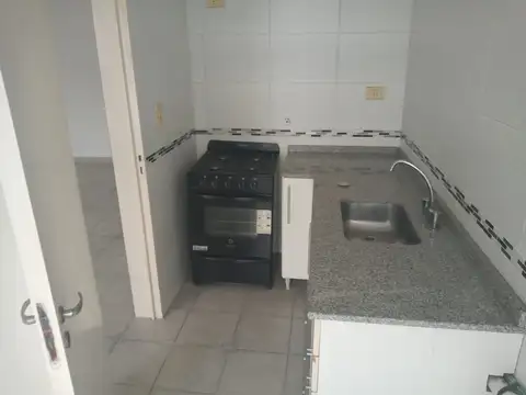 Un ambiente con cocina independiente