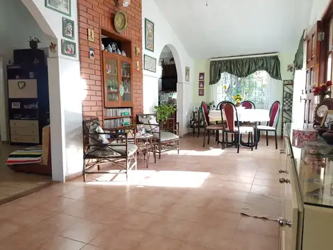 Bonita Casa 3 amb + depto sobre amplio lote