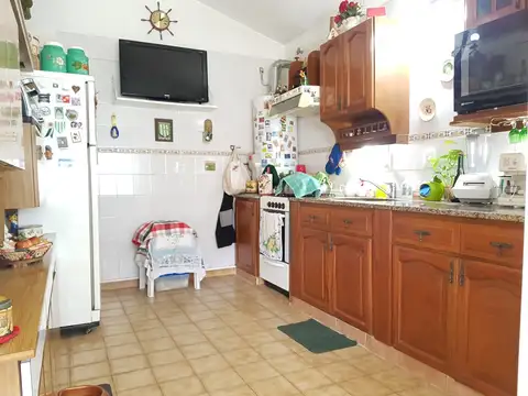 Bonita Casa 3 amb + depto sobre amplio lote