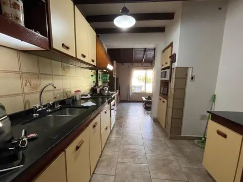 Casa en Venta con 3 cocheras