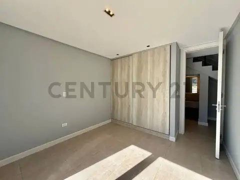 Casa en Alquiler con 2 cocheras