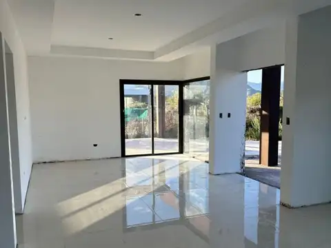 Casa 4 ambientes con 2 baños