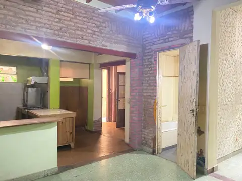 VENTA PH 5 y 1/2 AMB, DESARROLL. EN PB Y 1°P. C/PATIO, BALCON, NO PAGA EXPENSAS, BUENA UBICACION.