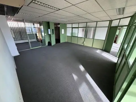 Oficina 10 ambientes con 2 baños