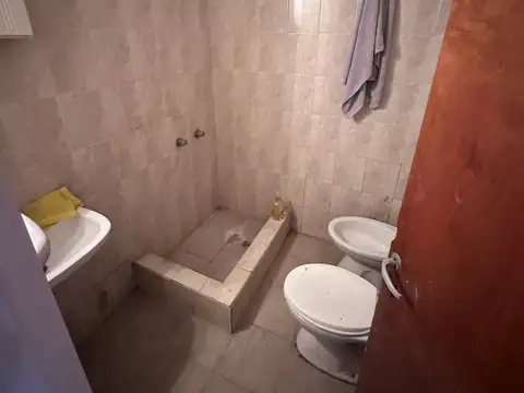 LINDO LOCAL CON VIVIENDA DE  1 AMBIENTE AMPLIO BAÑO COMPLETO