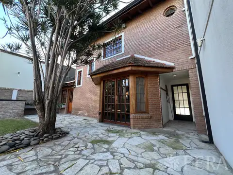 Venta Casa 3 ambientes con cochera, patio y parrilla en Quilmes