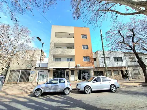 Departamento de 1 dormitorio con patio en venta en La Plata sobre Calle 8 [Cod: ]