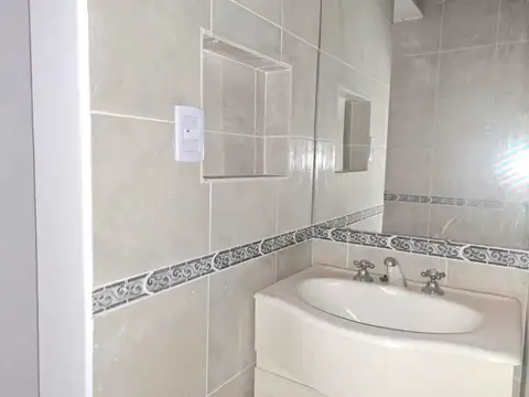 Departamento de 1 dormitorio con patio en venta en La Plata sobre Calle 8 [Cod: ]