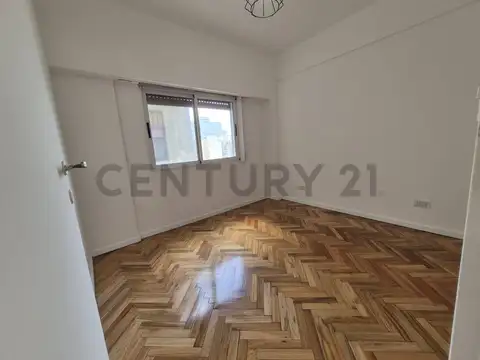 ALQUILER TRES AMBIENTES EN ALMAGRO - BALCÓN CORRIDO PISO ALTO AL FRENTE