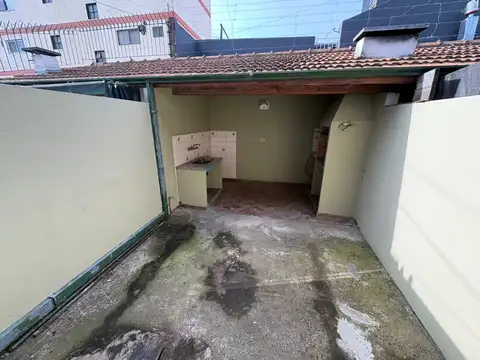 Chalet tipo Dúplex de 3 ambientes con garage y parrilla en Quilmes, Oportunidad