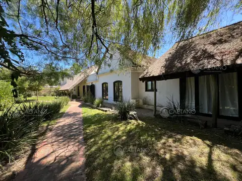 Amplia casa a la venta en Punta del Este de 6 dormitorios en el Tesoro a 200 mts de ruta 10