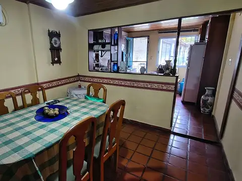 Casa 4 ambientes con 2 baños