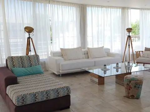 Casa 6 ambientes con 5 baños