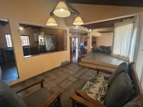 Casa 4 ambientes con 2 baños