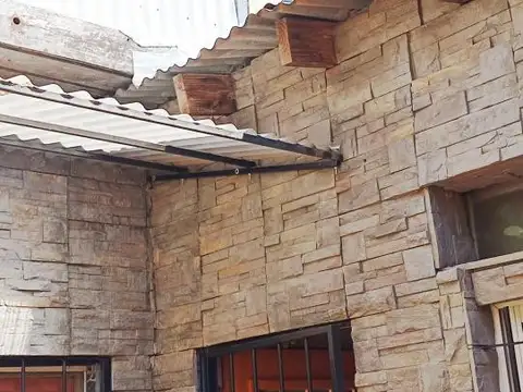 Casa 4 ambientes con 2 baños