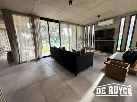 Casa 4 ambientes, moderna y amueblada en Area 60