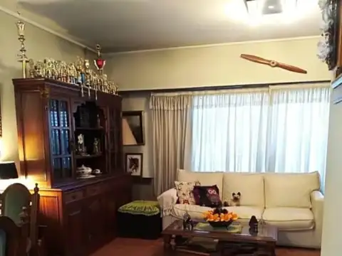 CHALET 4 AMBIENTES CON PISCINA CLIMATIZADA