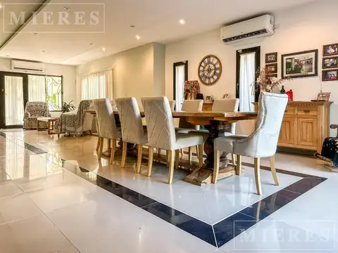 Casa en Venta con 3 cocheras
