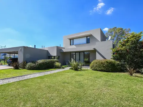 Casa 6 ambientes con 2 baños