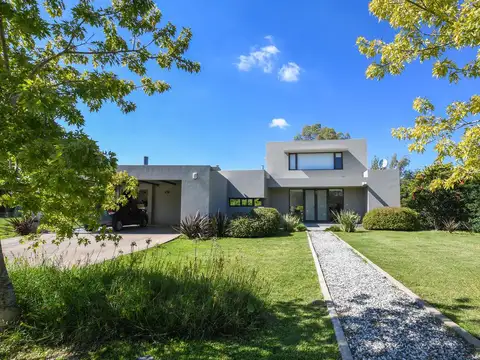 Casa en Alquiler con 2 cocheras