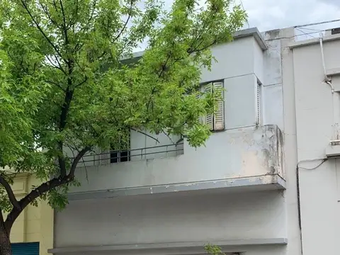 Gran Oportunidad de Inversión! - Casa de 4 dormitorios C/Cochera, Castelli 116