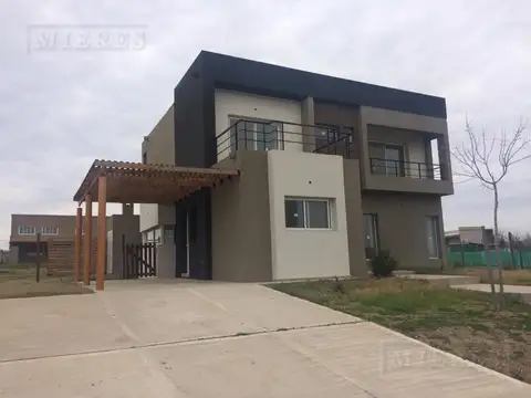 Casa en venta con renta  sobre lote interno  en San Matías á