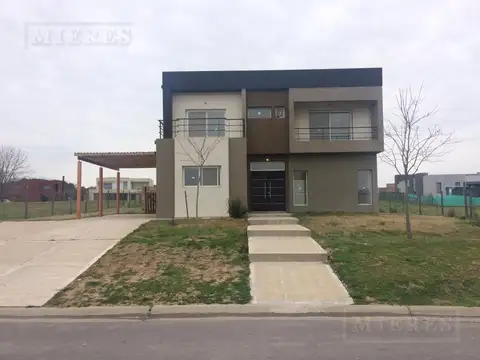 Casa en venta con renta  sobre lote interno  en San Matias area 4