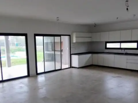 Casa 5 ambientes con 2 baños