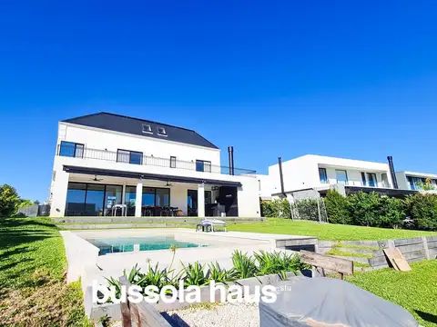 Casa en venta de 8 ambientes con pileta en Ceibos Puertos Escobar