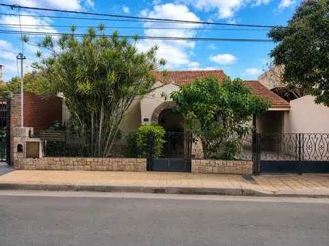 SE VENDE CASA 5 AMBIENTES CHACABUCO 936