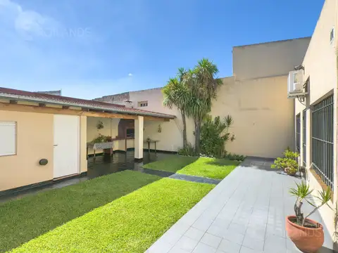 VENTA HERMOSA CASA EN FLORIDA CON JARDIN, QUICHO, PARRILLA Y COCHERA PARA 2 AUTOS