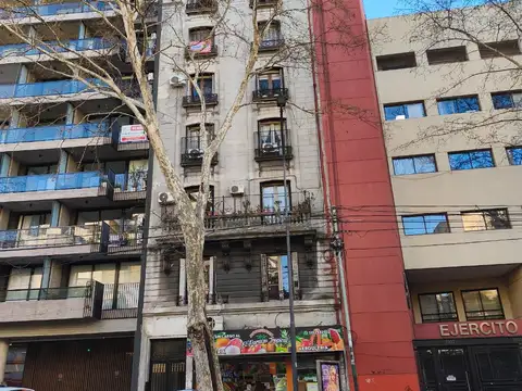AMPLIO 3 AMBIENTES en EDIFICIO del AÑO 1931